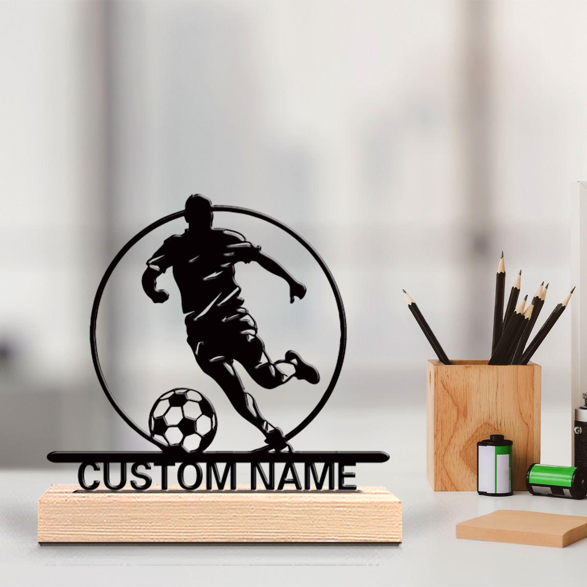 Home Office Desk Ideas - Metalowa statuetka piłkarza z imieniem, drewniana